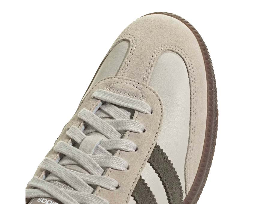 Klasyczne sneakersy ze skóry i gumy w kolorze aluminium.