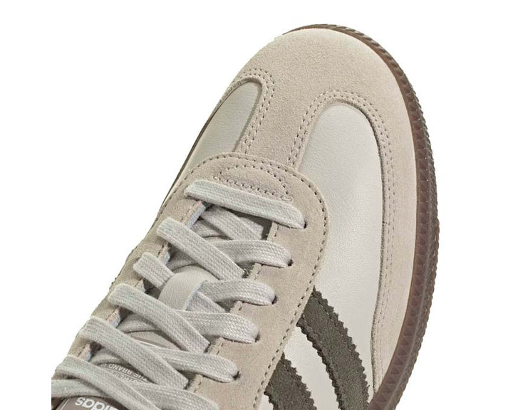 Klasyczne sneakersy ze skóry i gumy w kolorze aluminium.