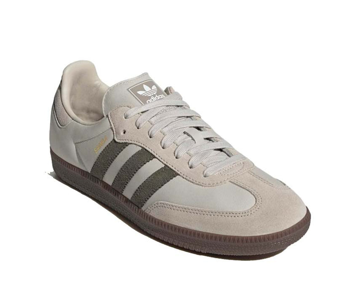 Klasyczne sneakersy ze skóry i gumy w kolorze aluminium.