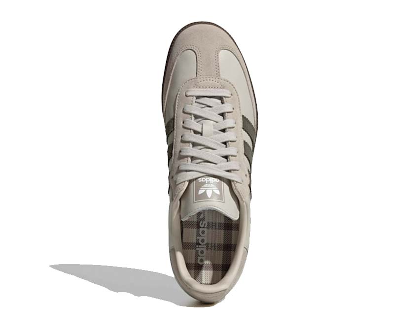 Klasyczne sneakersy ze skóry i gumy w kolorze aluminium.