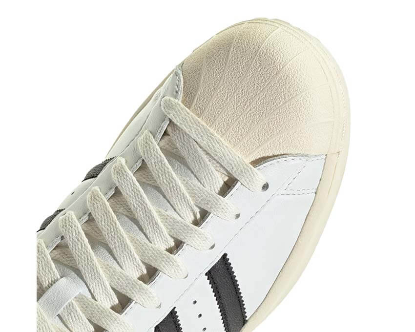 Klasyczne buty sportowe w stylu retro