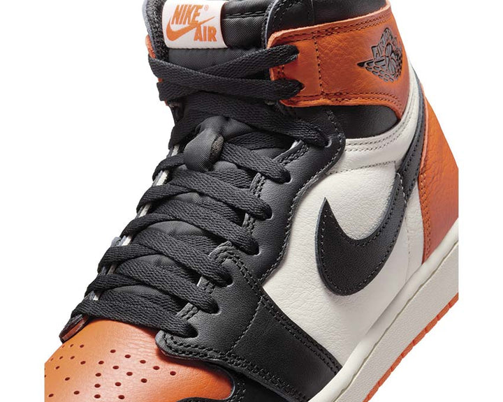 Wysokie retro sneakersy skórzane w kolorach inspirowanych koszykówką.
