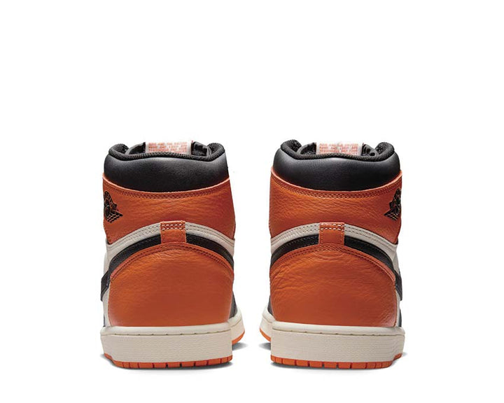 Wysokie retro sneakersy skórzane w kolorach inspirowanych koszykówką.