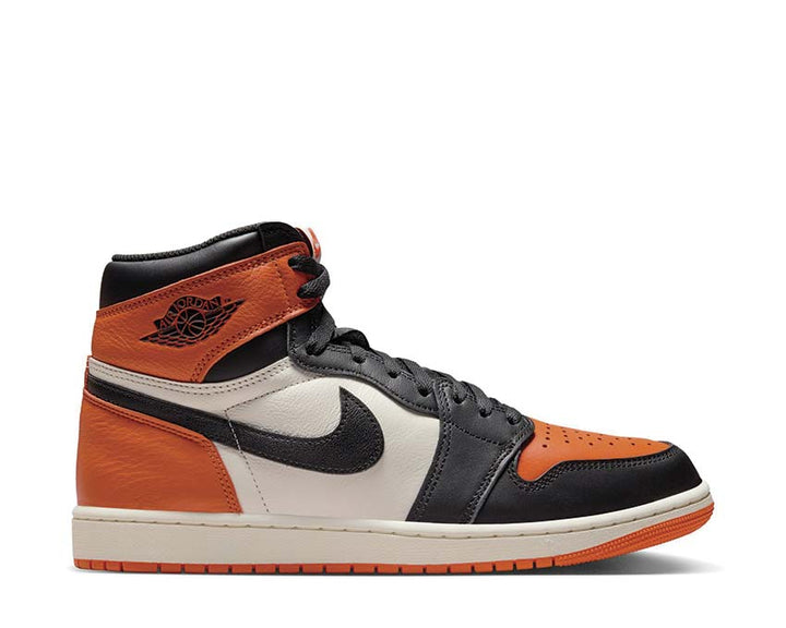 Wysokie retro sneakersy skórzane w kolorach inspirowanych koszykówką.