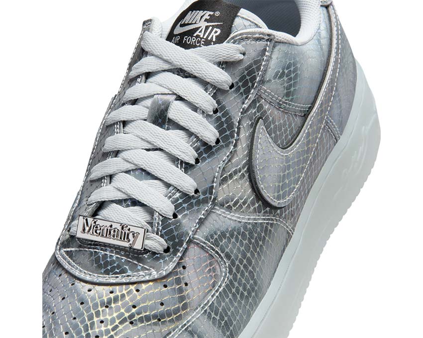 Niskie skórzane buty z efektem lentikularnym i sportowym designem.