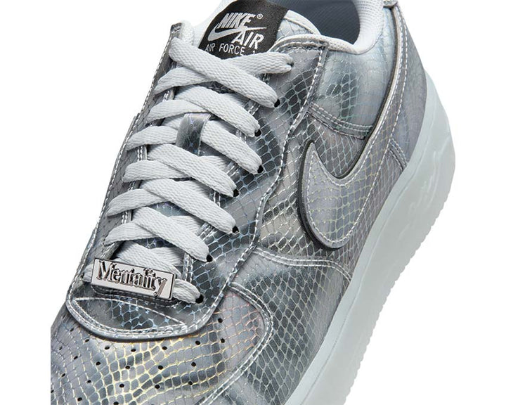 Niskie skórzane buty z efektem lentikularnym i sportowym designem.