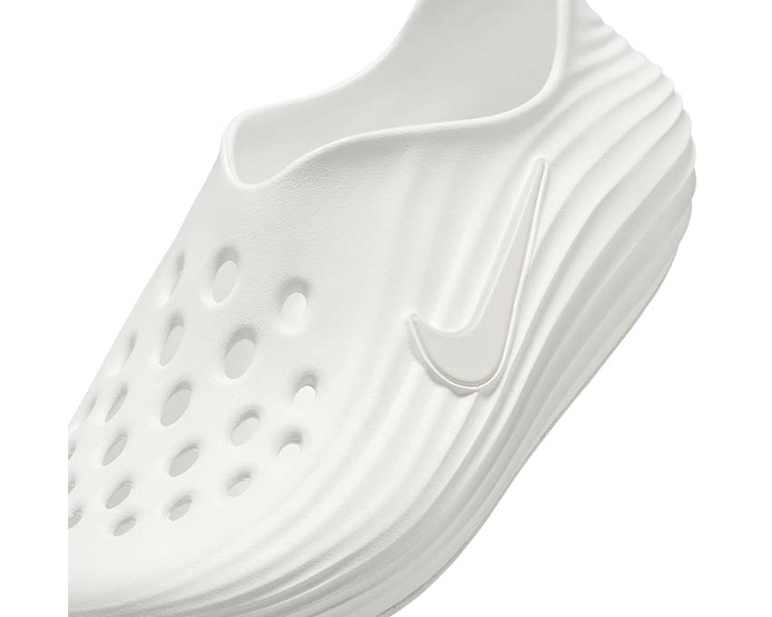 Sneakers z reaktywnym amortyzacją i eleganckim designem w jasnym kolorze.