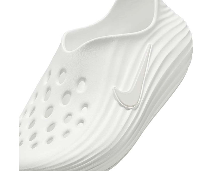 Sneakers z reaktywnym amortyzacją i eleganckim designem w jasnym kolorze.