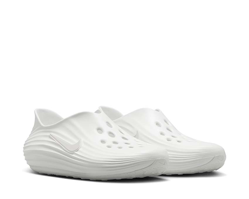 Sneakers z reaktywnym amortyzacją i eleganckim designem w jasnym kolorze.