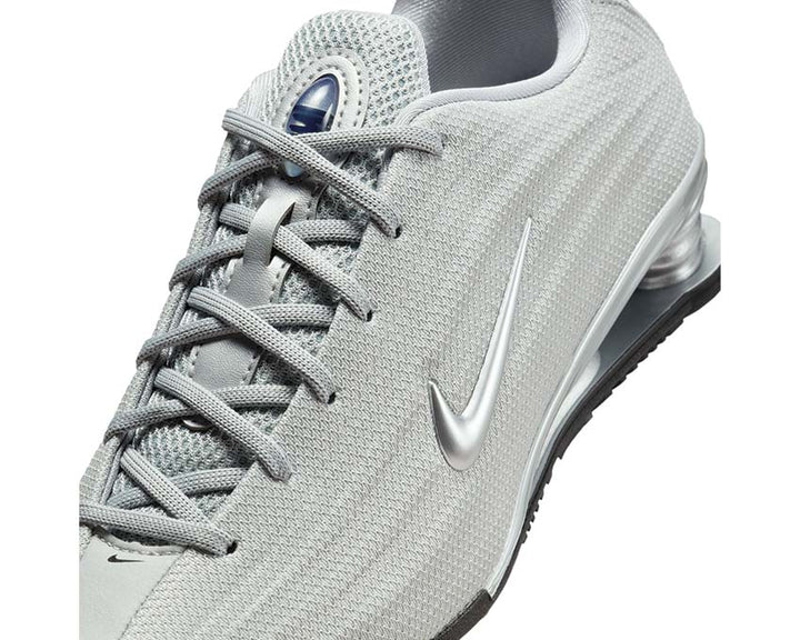Buty sportowe z amortyzacją w kolumnach, kolor srebrny.