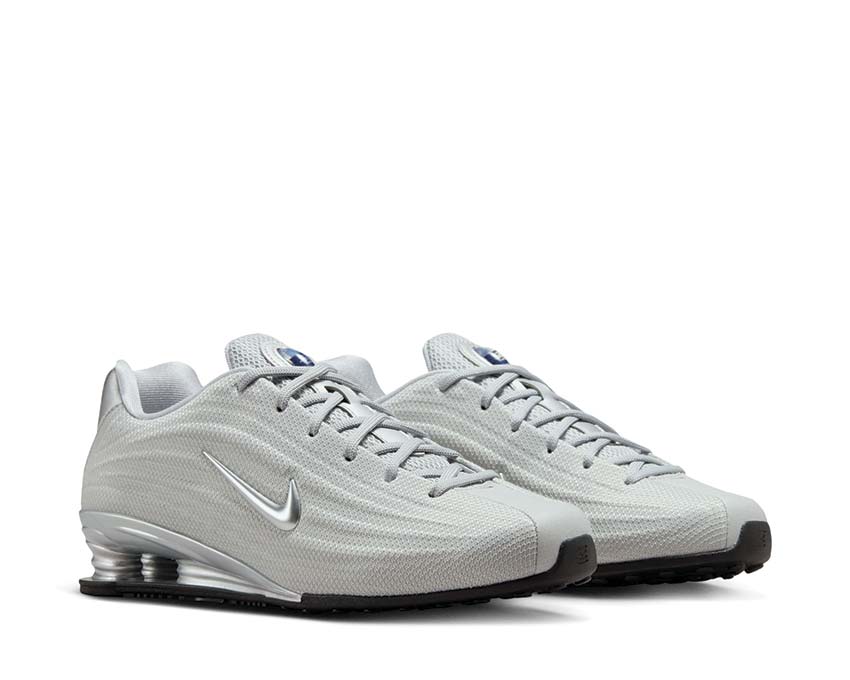 Buty sportowe z amortyzacją w kolumnach, kolor srebrny.