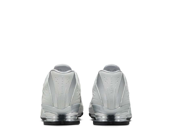 Buty sportowe z amortyzacją w kolumnach, kolor srebrny.
