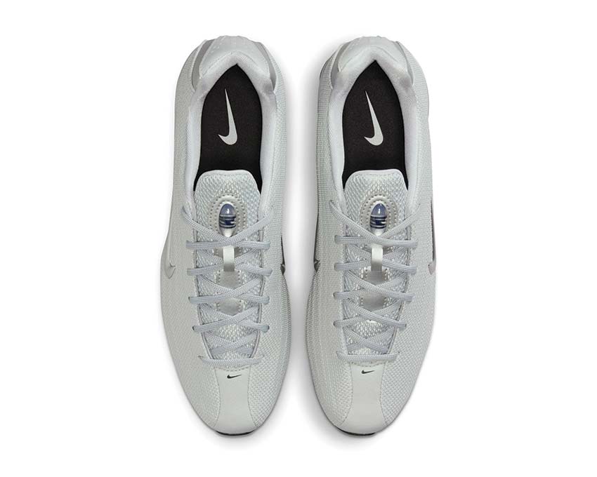 Buty sportowe z amortyzacją w kolumnach, kolor srebrny.