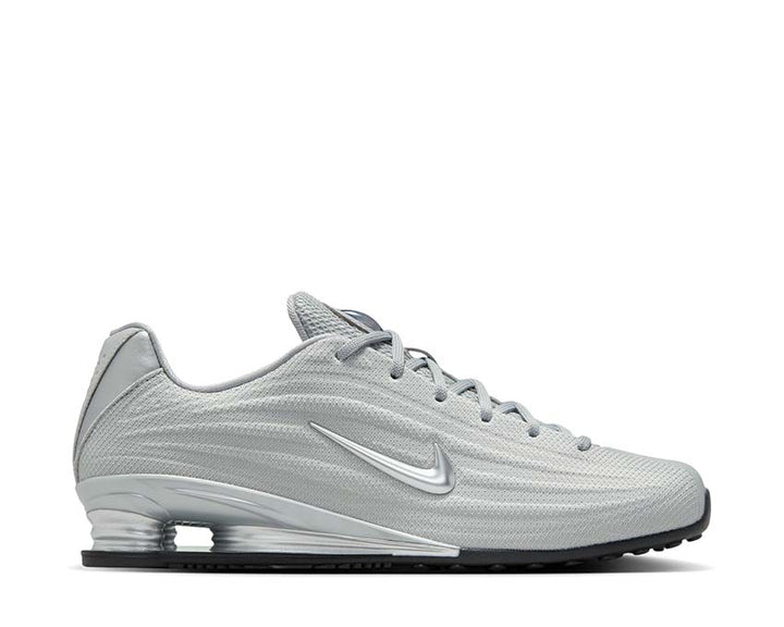 Buty sportowe z amortyzacją w kolumnach, kolor srebrny.