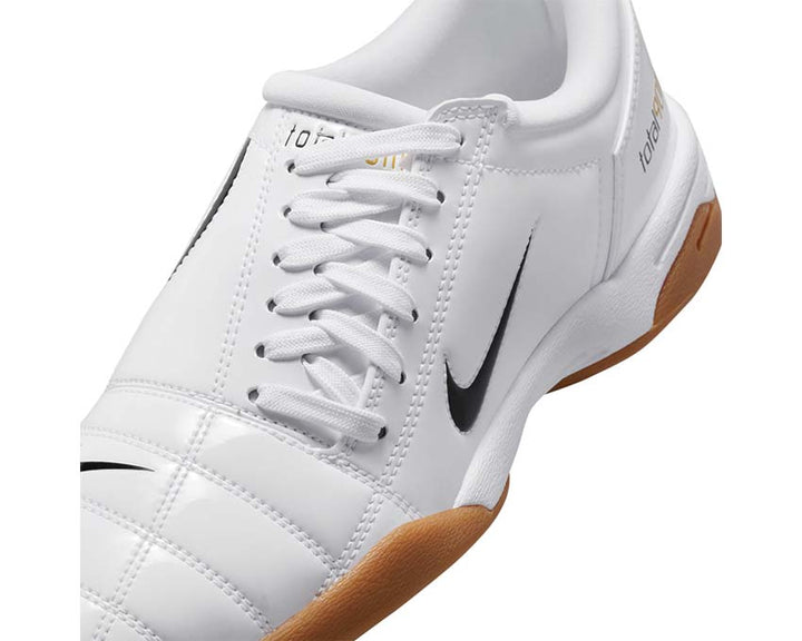 Białe buty piłkarskie o sportowym designie