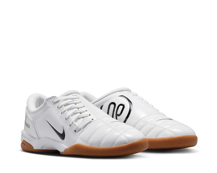 Białe buty piłkarskie o sportowym designie