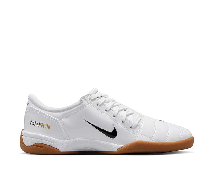 Białe buty piłkarskie o sportowym designie