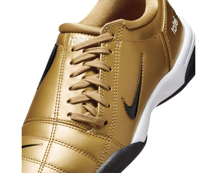 Buty piłkarskie z syntetycznej skóry w kolorze metalicznego złota.