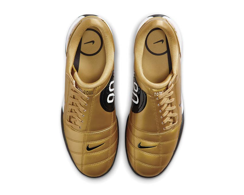 Buty piłkarskie z syntetycznej skóry w kolorze metalicznego złota.